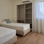 Legacy & Al - No Groups Lägenhet *