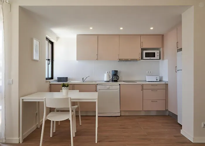 Legacy & Al - No Groups Apartment *